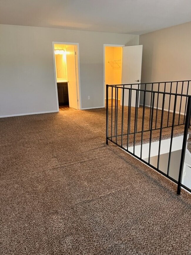 Foto del edificio - Spacious 1-Bedroom Apartment for Rent in C...