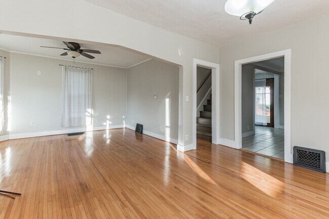 Foto del edificio - 1250 W American St