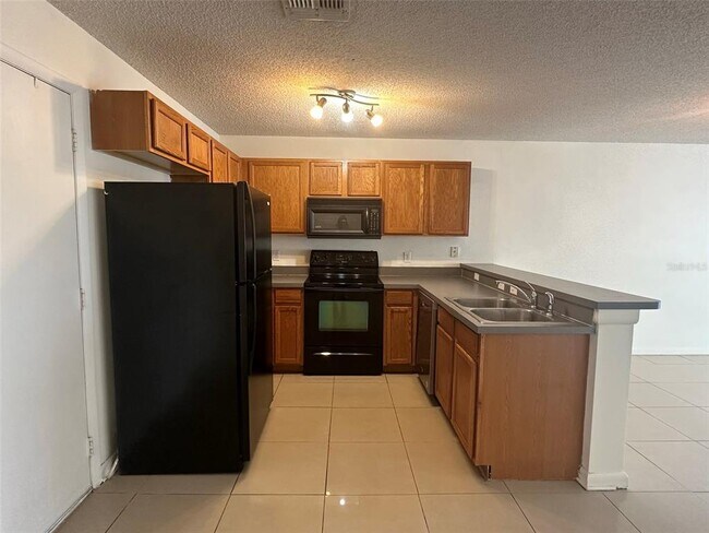 Building Photo - 12640 Somerset Oaks St