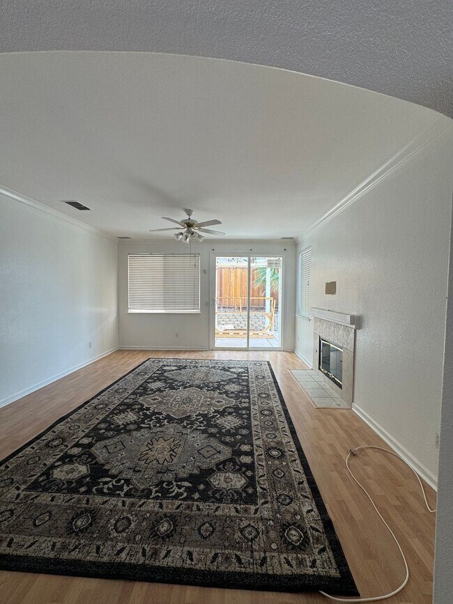 Building Photo - Conveniently Located Home