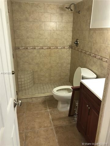 Building Photo - 4174 Inverrary Dr