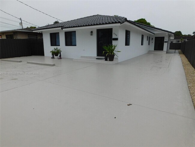 Foto del edificio - 330 NW 43rd Pl