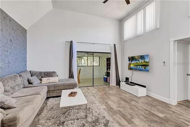 Foto del edificio - 5818 Windhover Dr