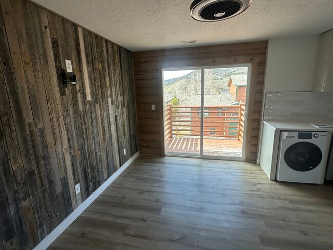 Living Space with Dining Area - 100 Cove Blvd