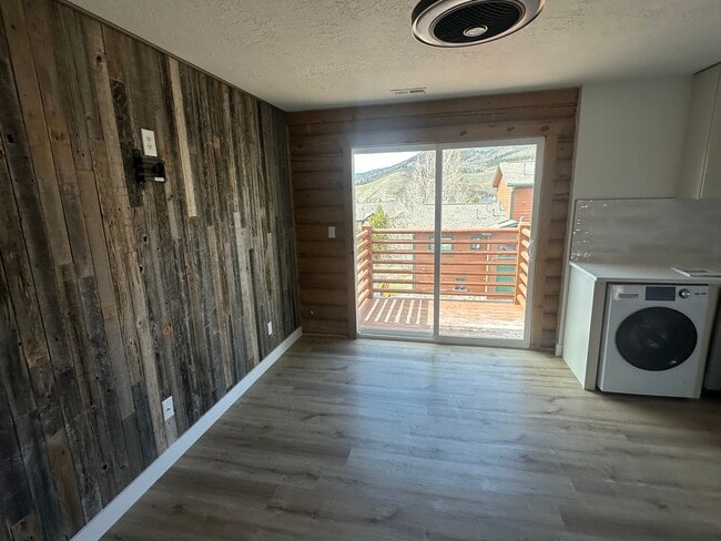 Living Space with Dining Area - 100 Cove Blvd