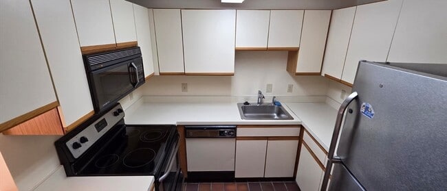 Building Photo - 200 Ledgewood Dr
