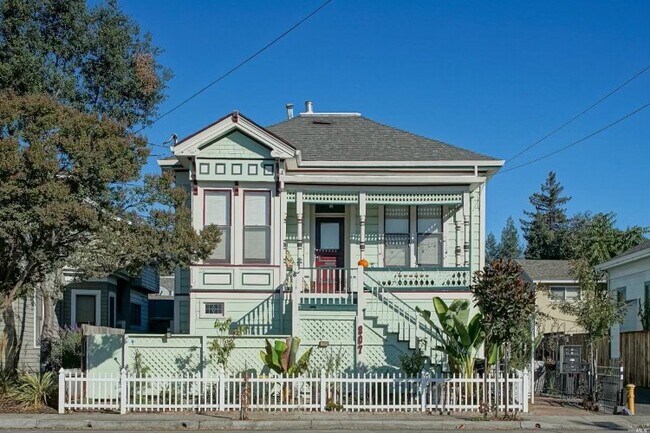 Building Photo - 807 College Ave