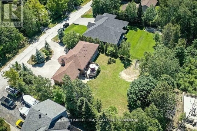 Building Photo - 11 Twin Pines Dr