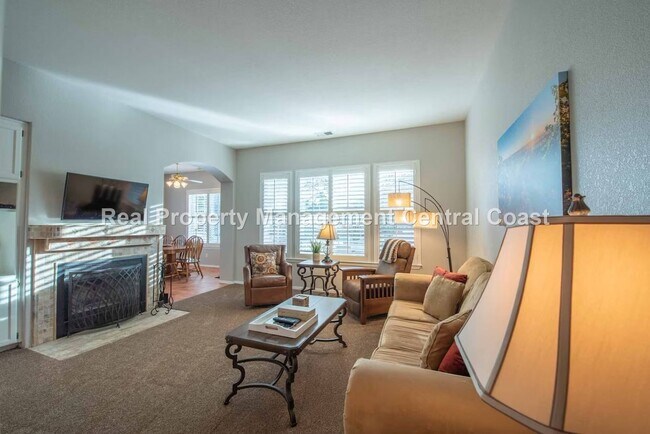 Building Photo - LEASE PENDING - Beautiful 3 Bedroom / 2 Ba...