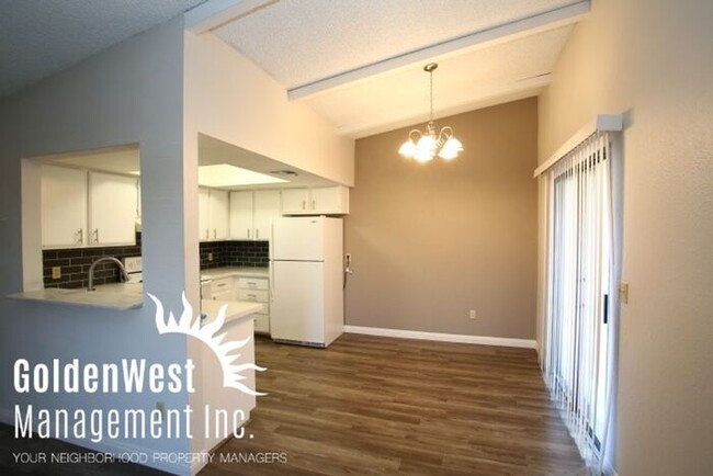 Building Photo - Beautiful 2Bdm 2Ba Upstairs Condo in the H...