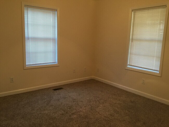 Foto del edificio - 2 Bedroom 1 Bathroom House minutes from Lige Street Park & Carroll Park!