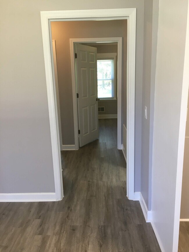 Pasillo - 110 Gilliland Ave