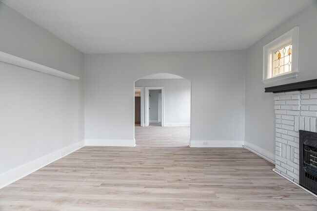 Building Photo - 425 Mckenzie Av