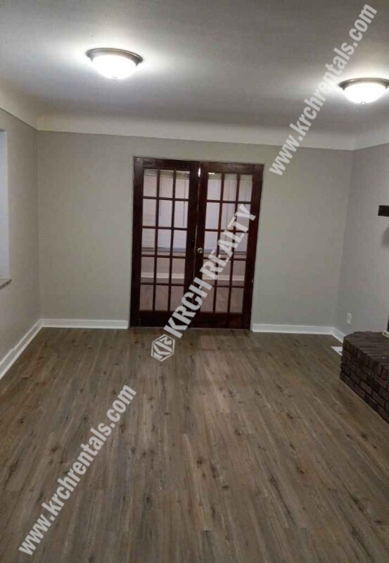 Building Photo - 3-Bedroom Home Near Grocery Stores and Sho...