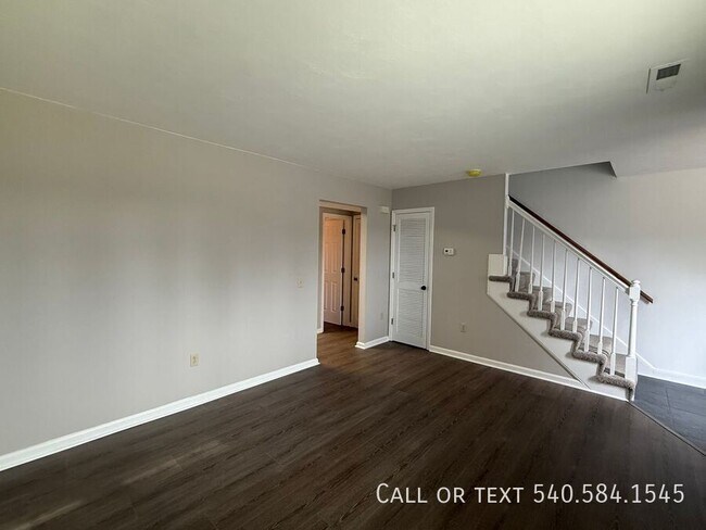 Foto del edificio - 5015 Polly Hill Ln