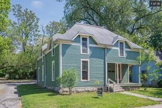 Building Photo - 1022 W 7th St