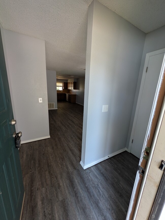 Building Photo - 712 Swan Lake Rd