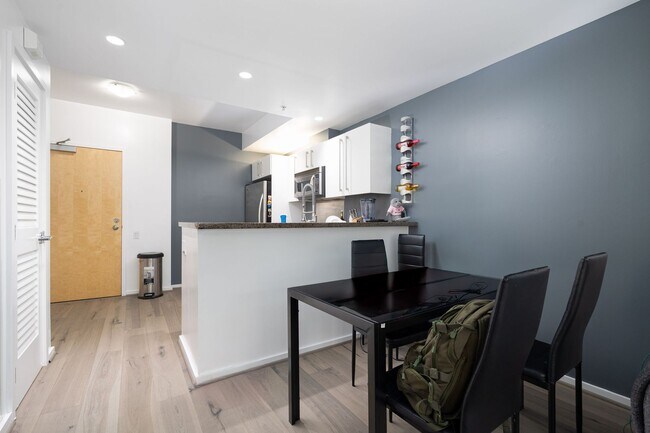 Building Photo - 1BD/1BATH Perfectly situated 1 bedroom condo for rent in Downtown!