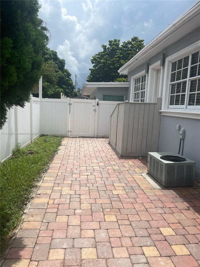 Foto del edificio - 3000 SW 23rd St