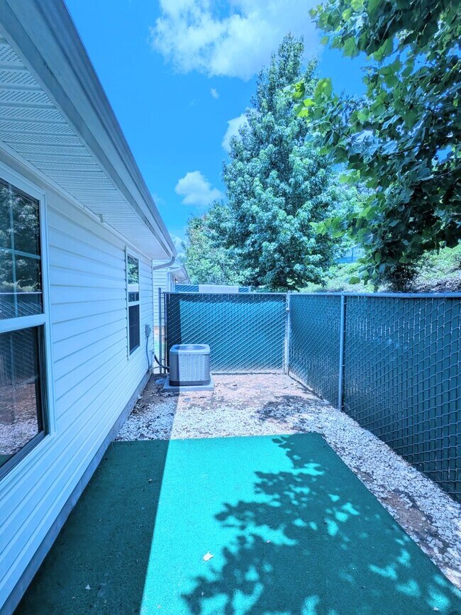 Building Photo - 526 Edgecliff Ln