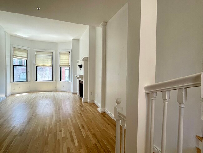 Building Photo - 10 Charlesgate E