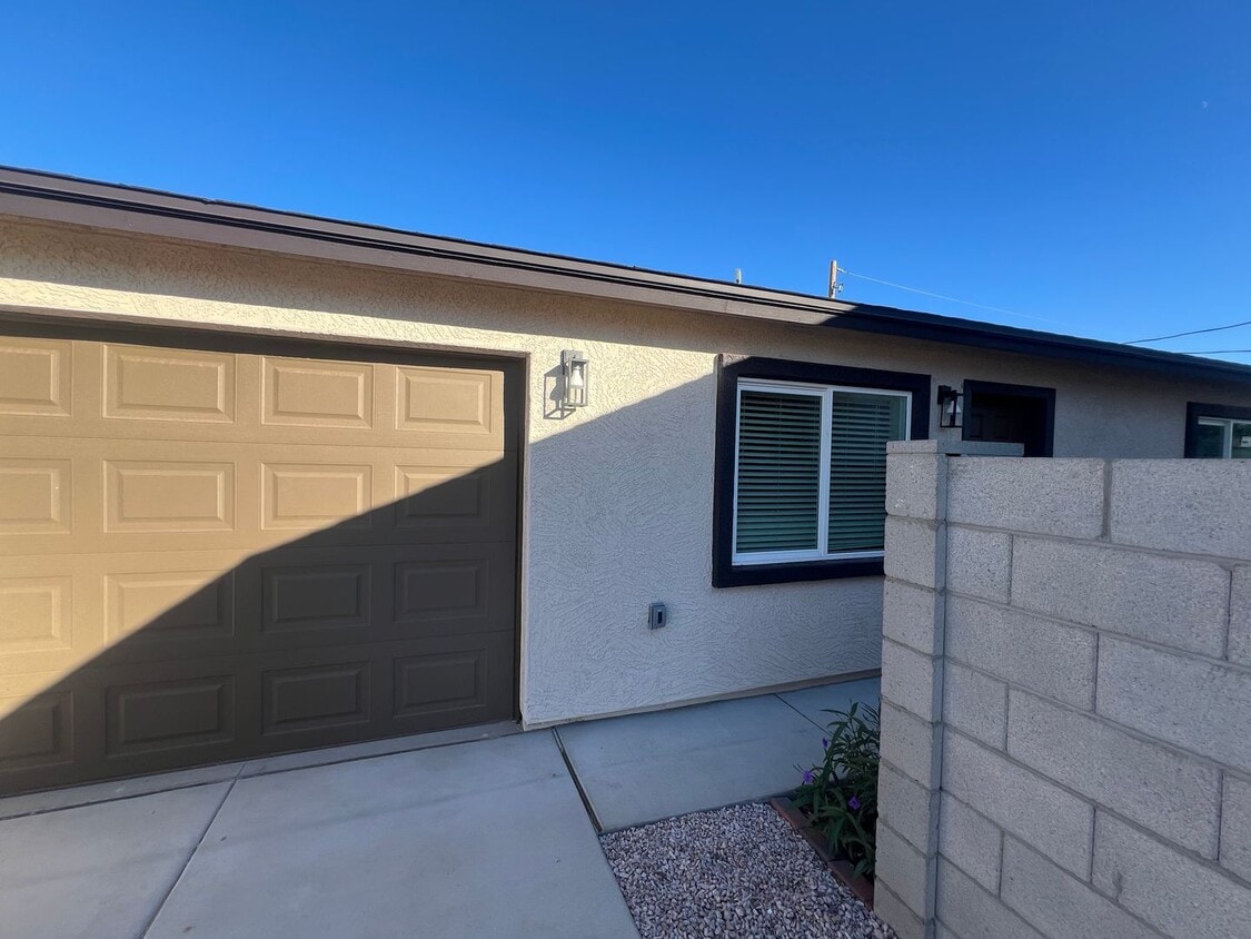 Primary Photo - 4 Bed 2 Bath Close to Sky Harbor