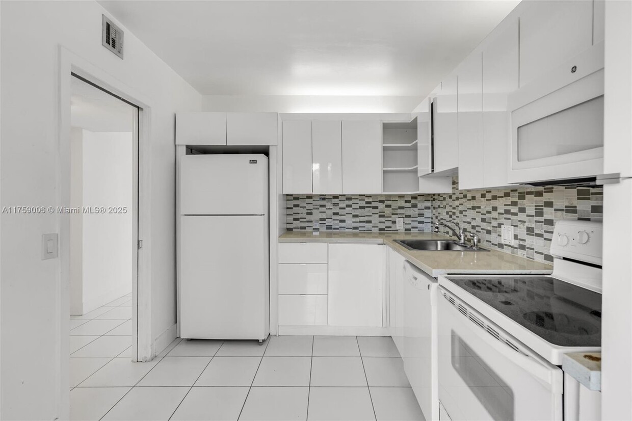Primary Photo - 3100 N Palm Aire Dr