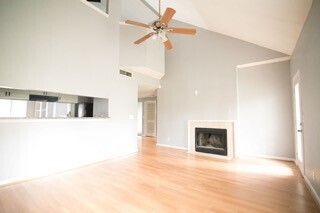 Foto del edificio - Spacious & Private Move In Ready Townhome ...