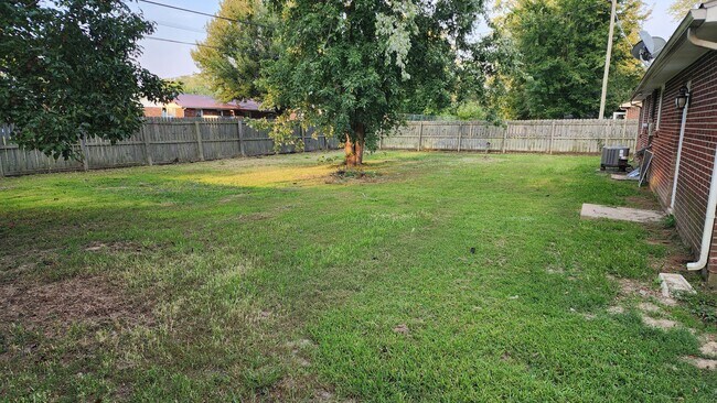 Patio trasero con vallado - 168 Maple St