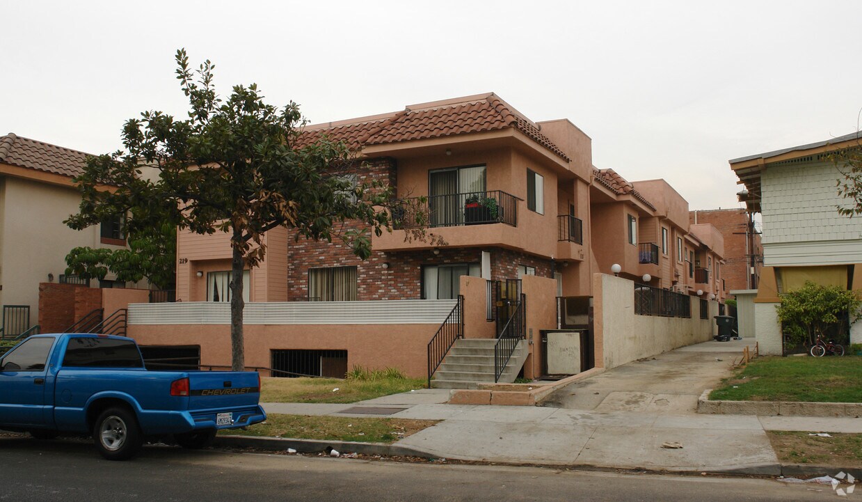 Building Photo - 219 E Maple St