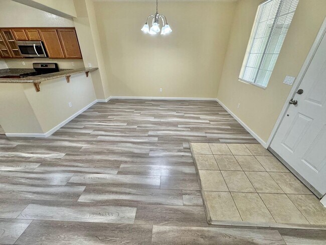 Building Photo - ABSOLUTELY STUNNING 2 BEDROOM, 2 BATHROOM ...
