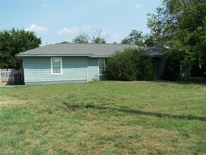 Building Photo - 802 N Powell Pkwy