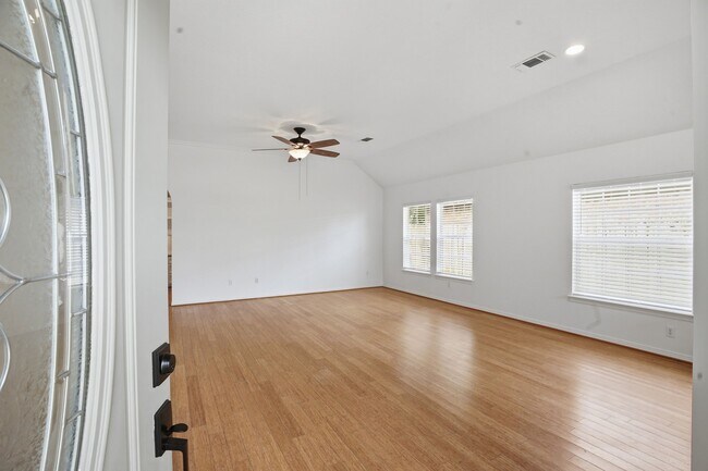 Building Photo - 319 Moore St