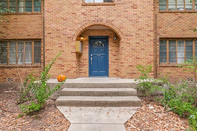 Building Photo - Charming 2-Bedroom Apartment in Mahncke Park