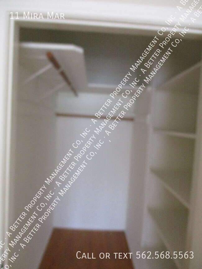 Building Photo - Lower ART DECO 1 Bed w/Onsite Laundry.  Ga...