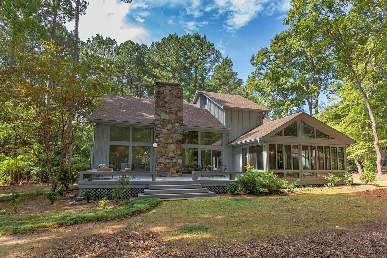 Primary Photo - This Home is a Hole in One!