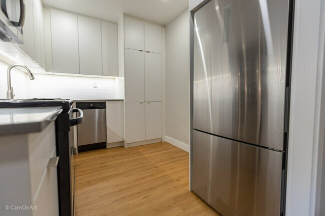 Building Photo - Recently Renovated 1 Bedroom Unit