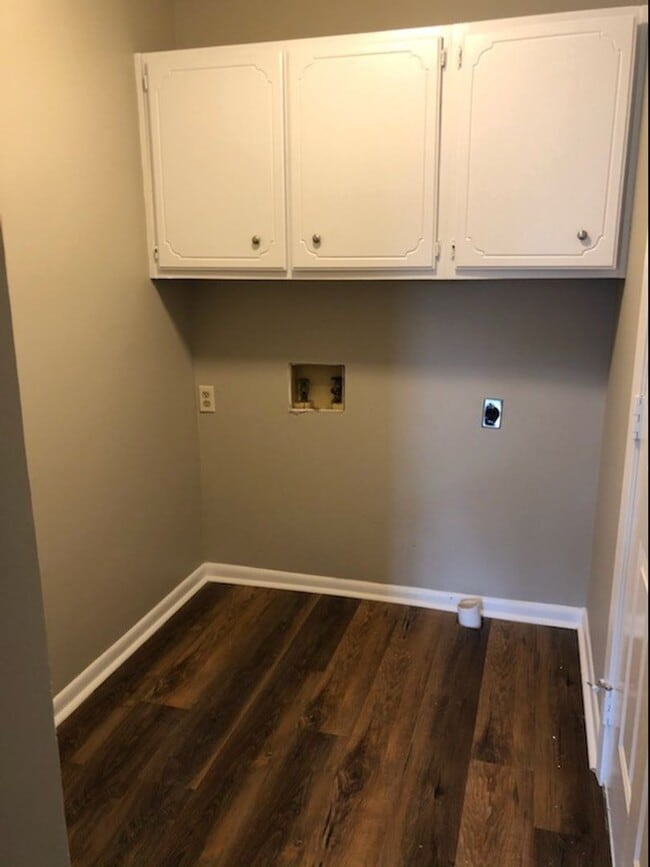 Building Photo - 3 Bedroom 1.5 Bathroom with Garage