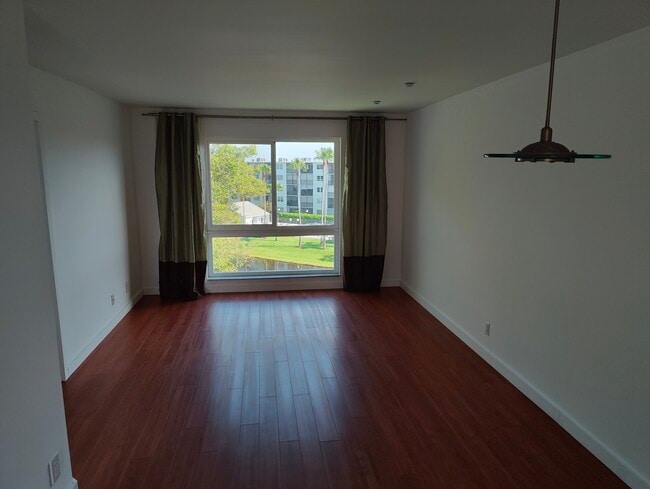 Living Area - 2104 S Cypress Bend Dr