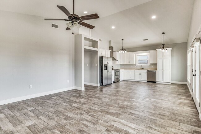 Building Photo - 5601 Bayou St John Ave