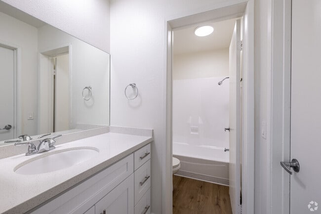 Building Photo - Oak Tree Apartments