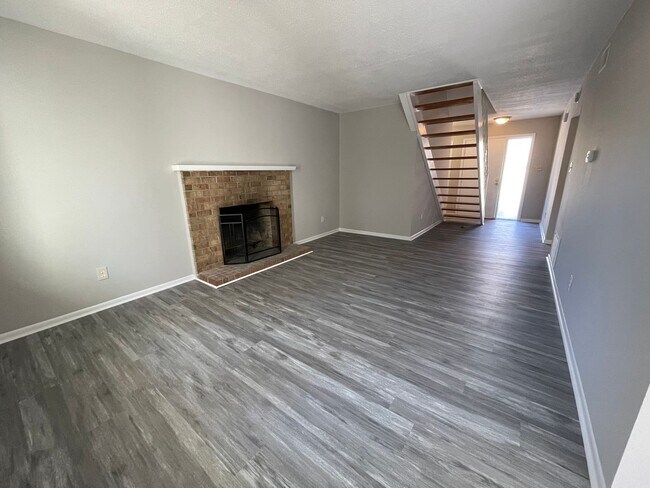 Foto del edificio - AVAILABLE NOW! 3/2.5 END UNIT TOWNHOME W/FENCED YARD