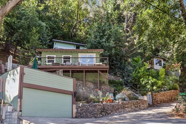 Building Photo - 432 Fernwood Pacific Dr