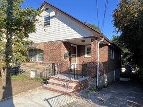 Building Photo - 18 Cresthill Rd