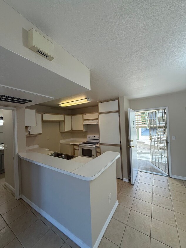 Foto principal - Front Gated 1 Bedroom Condo with AC, Dishw...