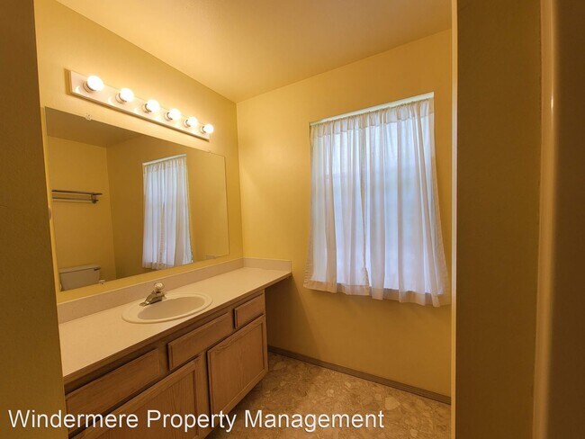 Foto del edificio - 3 br, 1.5 bath House - 6222 NE CENTER STREET