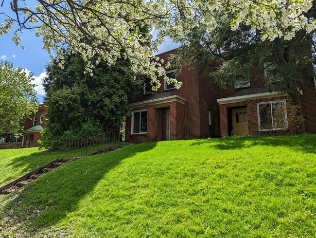 Building Photo - 459 W 3rd St