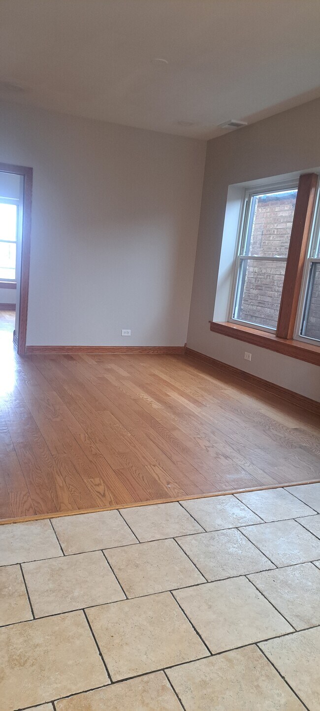 Foto del edificio - 5715 W Irving Park Rd
