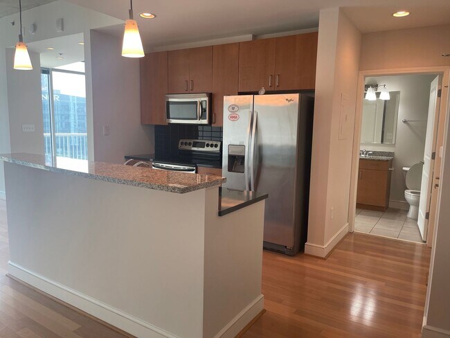Foto del edificio - Gorgeous Condo @ Midtown Plaza 1B/1B In Am...