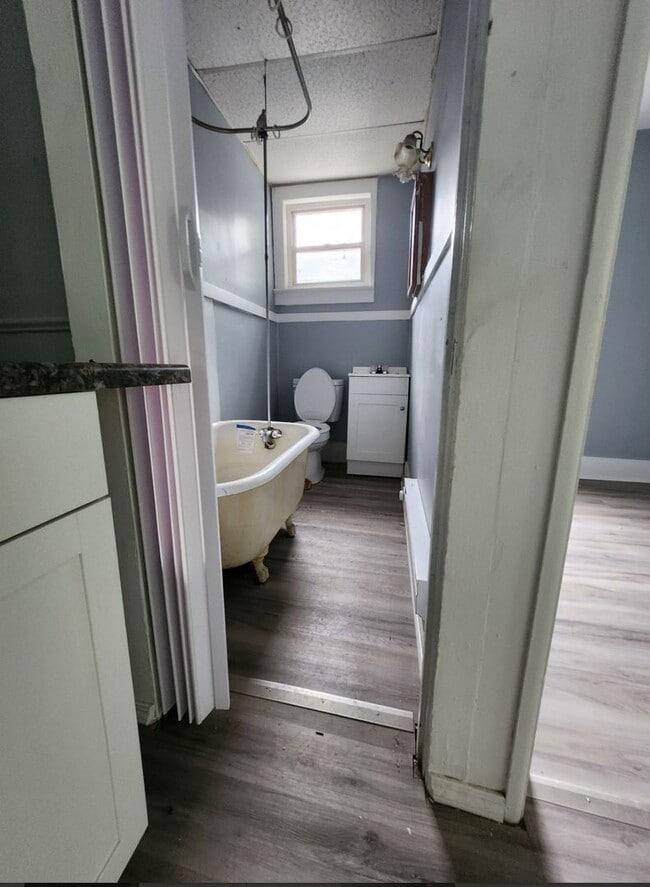 Building Photo - Upper 3 bedroom unit